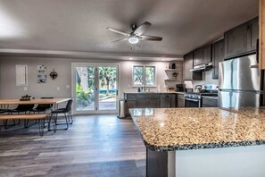 Fridge, microwave, oven, stovetop - Hinman Haven + Hot tub (Corpus Christi)