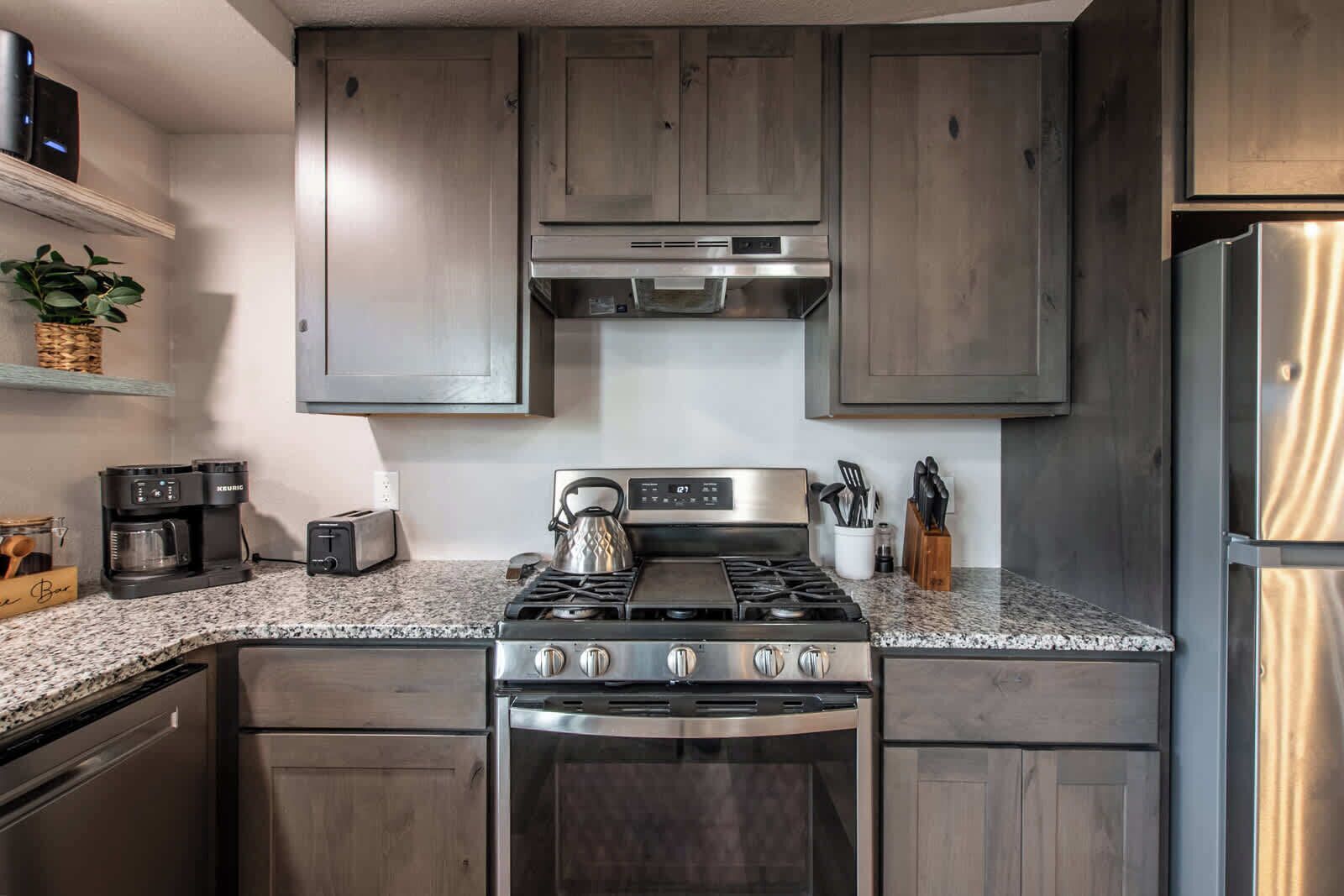 Refrigerador, microondas, horno y parrilla de estufa 