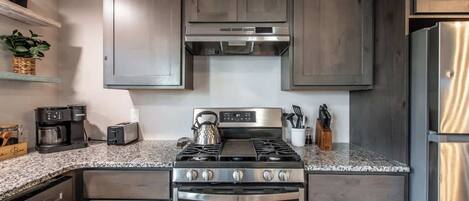 Refrigerador, microondas, horno y parrilla de estufa