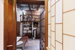 Apartment, 3 Schlafzimmer | Wohnbereich | Bücher