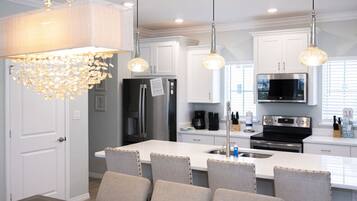 冰箱、微波炉、烤箱、炉灶