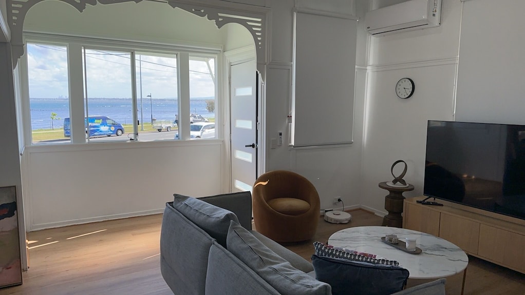 Beach View Cottage. Cosy With Direct Water Views. - Redcliffe