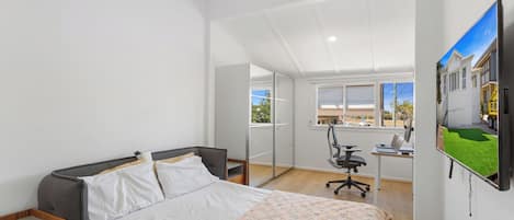 3 bedrooms, desk, iron/ironing board, WiFi