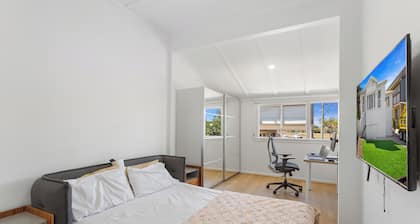 Vandy Beach House. Cosy with direct water views.