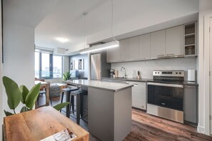 Réfrigérateur, four à micro-ondes, un four, surface de cuisson