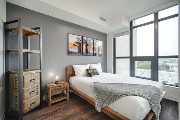 1 chambre, fer et planche à repasser, lit de bébé portatif