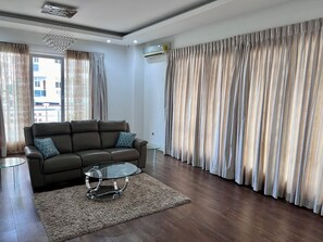 Living area - Great Apartment, Great location!!! 3-bedroom with fitness room, pool, AC, WiFi (Accra)