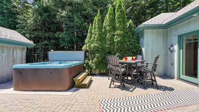 the Stonewood, New Hot Tub! King Bed!