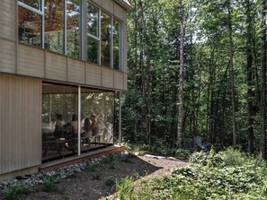 Outdoor dining - Chalet Nova - Spa, Sauna & Nearby Lakes (Chertsey)