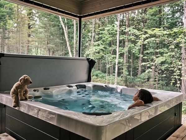 Outdoor spa tub - Chalet Nova - Spa, Sauna & Nearby Lakes (Chertsey)