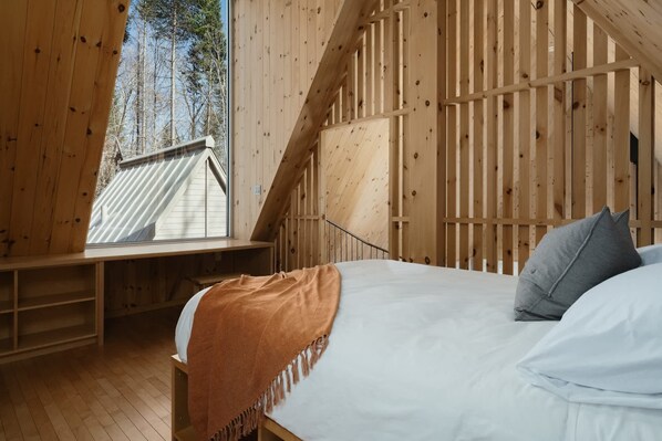 3 bedrooms, desk, travel cot, WiFi