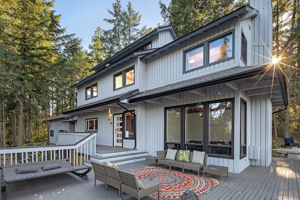 Channel View Retreat is the perfect place to relax and unwind.
Channel View Retreat has a minimum booking/stay requirement of 1 calendar month (27-30 nights depending on monthly calendar). Partial months are only available during the current month if the month has not been rented.