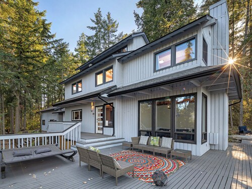 Channel View Retreat! 3 bedroom / 3 bath