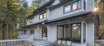 Channel View Retreat! 3 bedroom / 3 bath