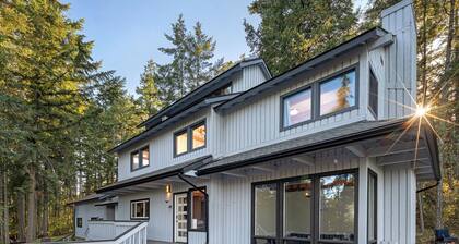 Channel View Retreat! 3 bedroom / 3 bath