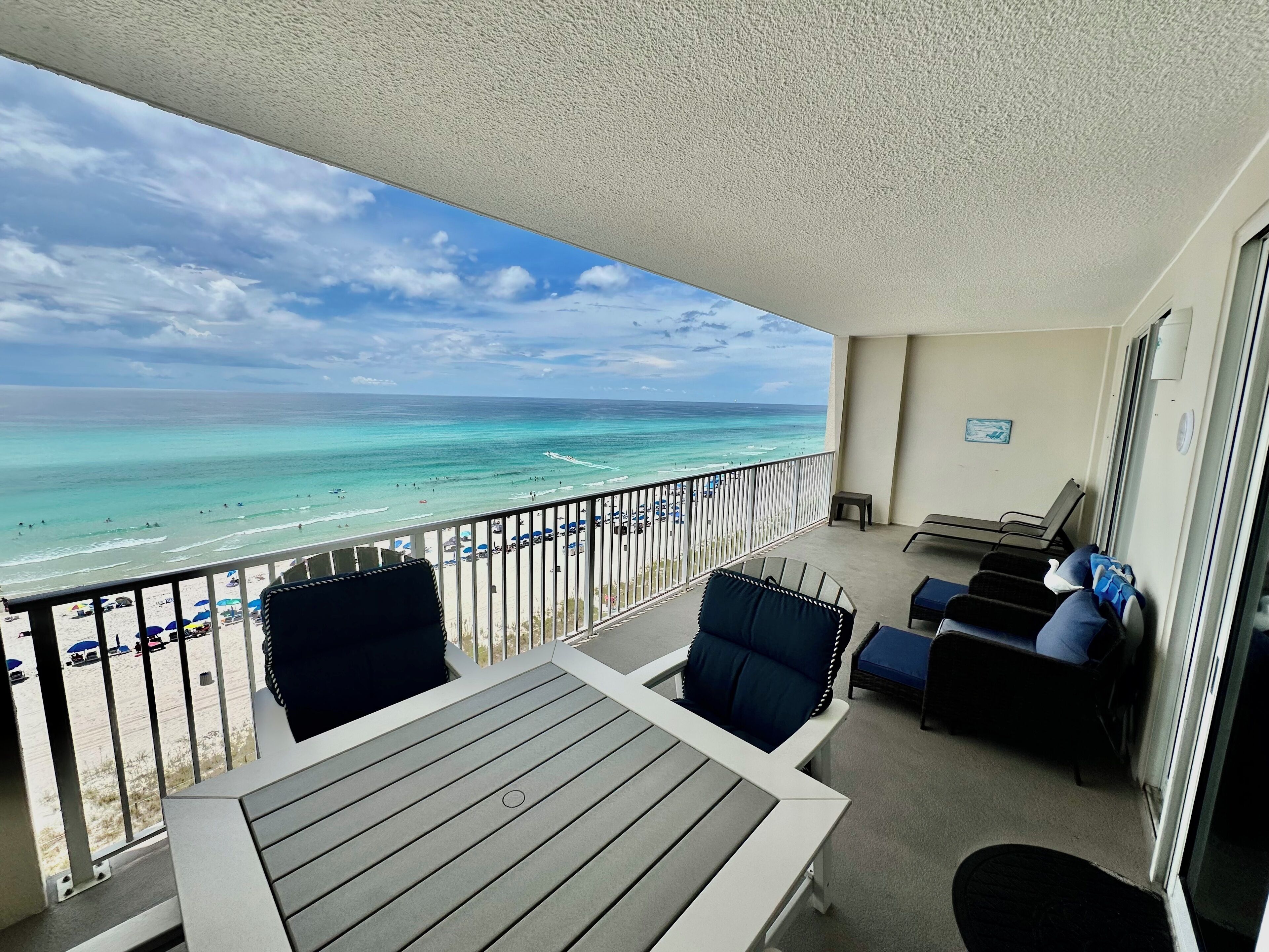 Beach-Front Condo, Huge Balcony, Walk-In Shower, Upgraded Kitchen, Comfort!