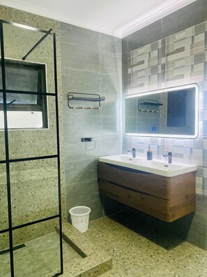 Habitación Confort con 1 cama matrimonial o 2 individuales, balcón, vista a la alberca | Baño | Tina con regadera, jabón, shampoo, papel de baño 