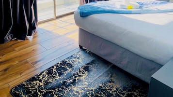 Quarto casal básico | Individualmente decorados, individualmente mobiliados, escrivaninha