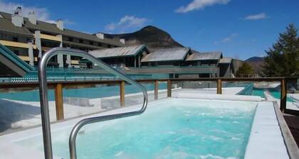 Lincoln Unplugged, an Elevated Experience : Cozy Pad with Pools & Views.