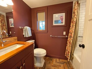 Ducha, secador de pelo, toallas, jabón