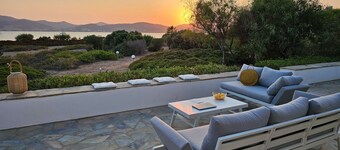 Beachfront Villa close to Kite Surf with BBQ, Garden and Seaview