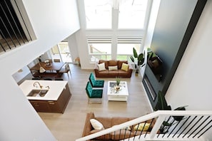 Téléviseur connecté, foyer, livres, bureau