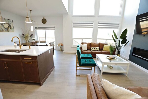 Smart TV, fireplace, books, offices