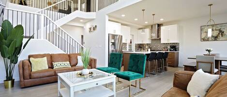 Älytelevisio, takka, kirjoja, työhuone