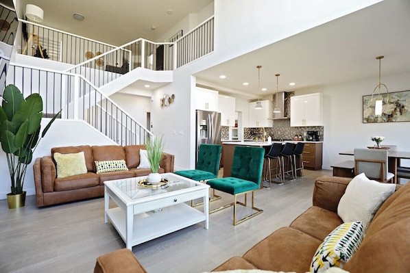 Téléviseur connecté, foyer, livres, bureau