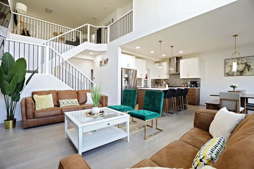 Luxury Retreat With A/C|Fireplace|Garage|Disney+