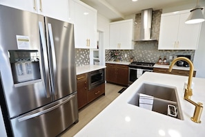 Réfrigérateur, four à micro-ondes, un four, surface de cuisson