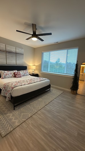 4 habitaciones, tabla de planchar con plancha, internet y ropa de cama