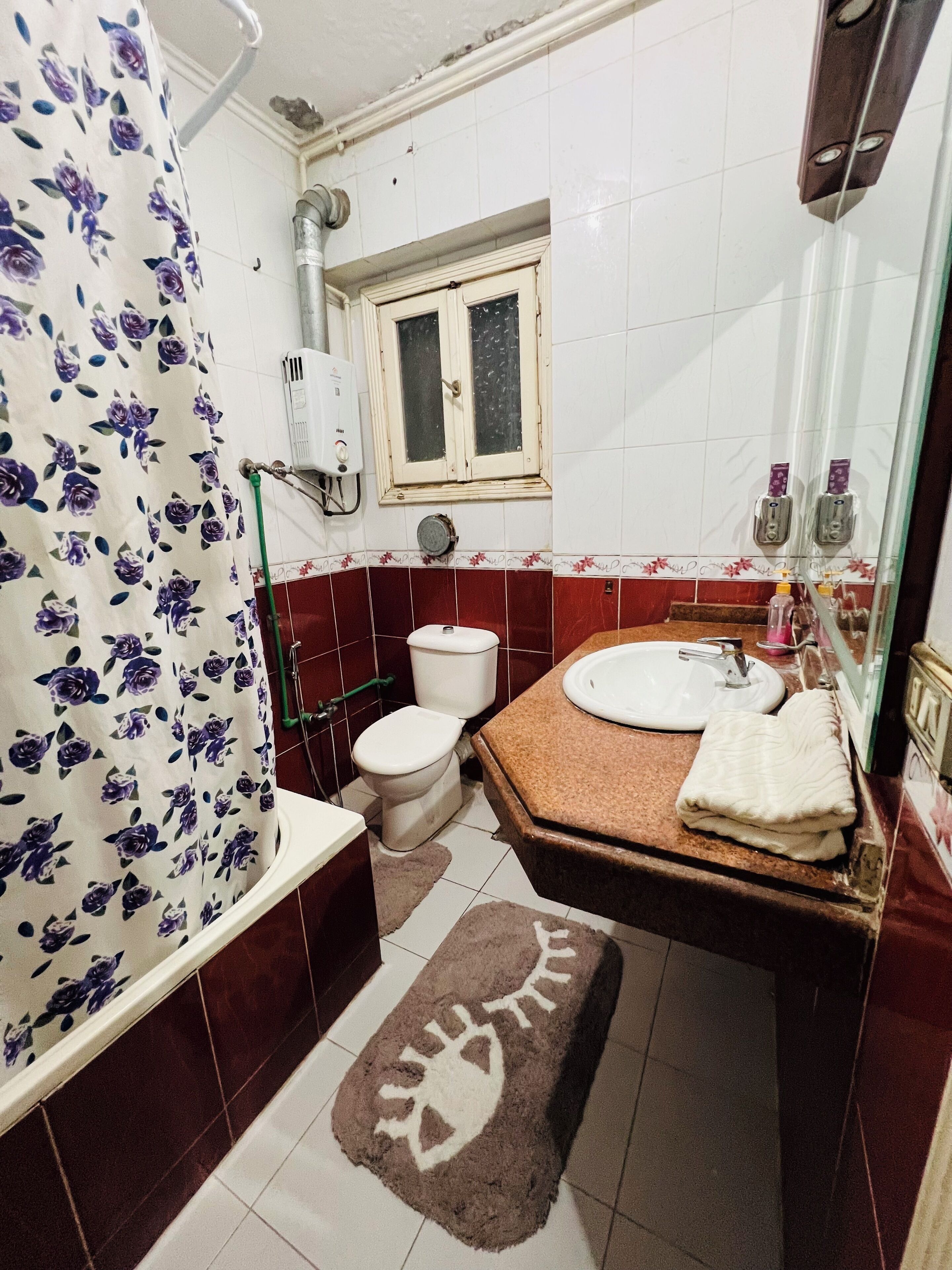 Ein Badezimmer mit Toilette, Waschbecken und Duschvorhang.