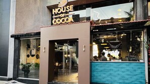 Ein Schaufenster mit einem Schild, auf dem "HOUSE OF COCOA" steht.