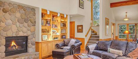 Een televisie, een open haard en een kantoor