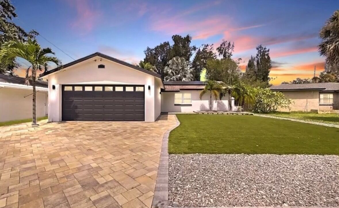 Charming 2-bedroom house with Heated Pool 