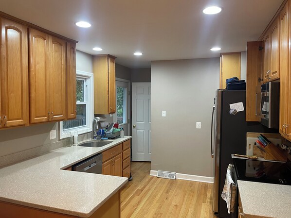 Fridge, microwave, oven, dishwasher - Charming 3-bedroom house in Annapolis two blocks from the Navy Stadium (Annapolis)