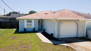Exterior - Boujee Beach Bungalow - 3-bedroom house with WiFi, AC in welcoming Navarre (Navarre)