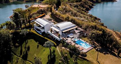 Lake Villa, una Extraordinaria Mansión con una Vista Increible