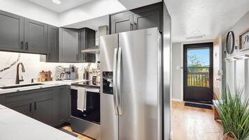 Jääkaappi, mikroaaltouuni, uuni, liesi