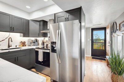 Lake View -Fresh & New-Bass N Sun-Pool-King Bed