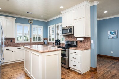 YoHo Hideout - 4 bedroom- Sleeps 16 - Close to beach with lots of extras!
