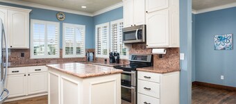 YoHo Hideout - 4 bedroom- Sleeps 16 - Close to beach with lots of extras!