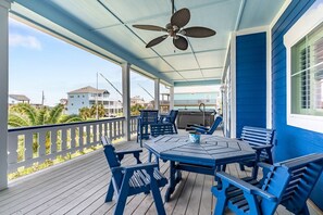 Outdoor dining - YoHo Hideout - 4 bedroom- Sleeps 16 - Close to beach with lots of extras! (Crystal Beach)