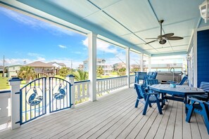 Outdoor dining - YoHo Hideout - 4 bedroom- Sleeps 16 - Close to beach with lots of extras! (Crystal Beach)