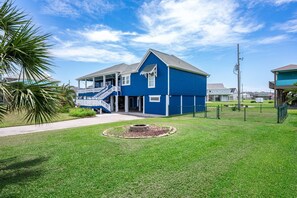 Exterior - YoHo Hideout - 4 bedroom- Sleeps 16 - Close to beach with lots of extras! (Crystal Beach)