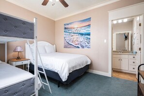 4 bedrooms, free WiFi - YoHo Hideout - 4 bedroom- Sleeps 16 - Close to beach with lots of extras! (Crystal Beach)