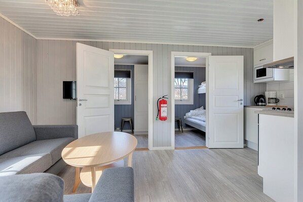 Comfort-Ferienhütte, Terrasse, eingeschränkter Meerblick | Wohnbereich