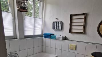 Secador de cabelo, toalhas de banho, sabonete, papel higiênico