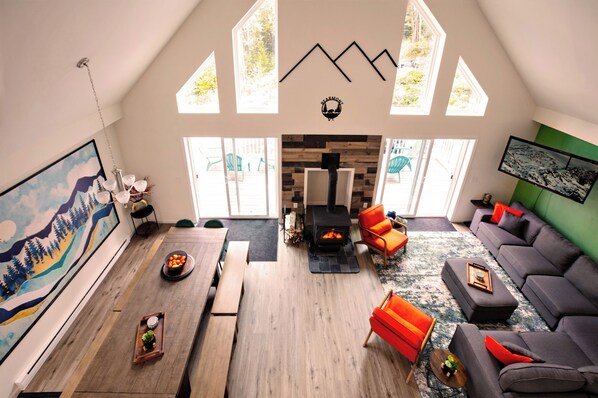 TV connectée, cheminée, table de tennis de table